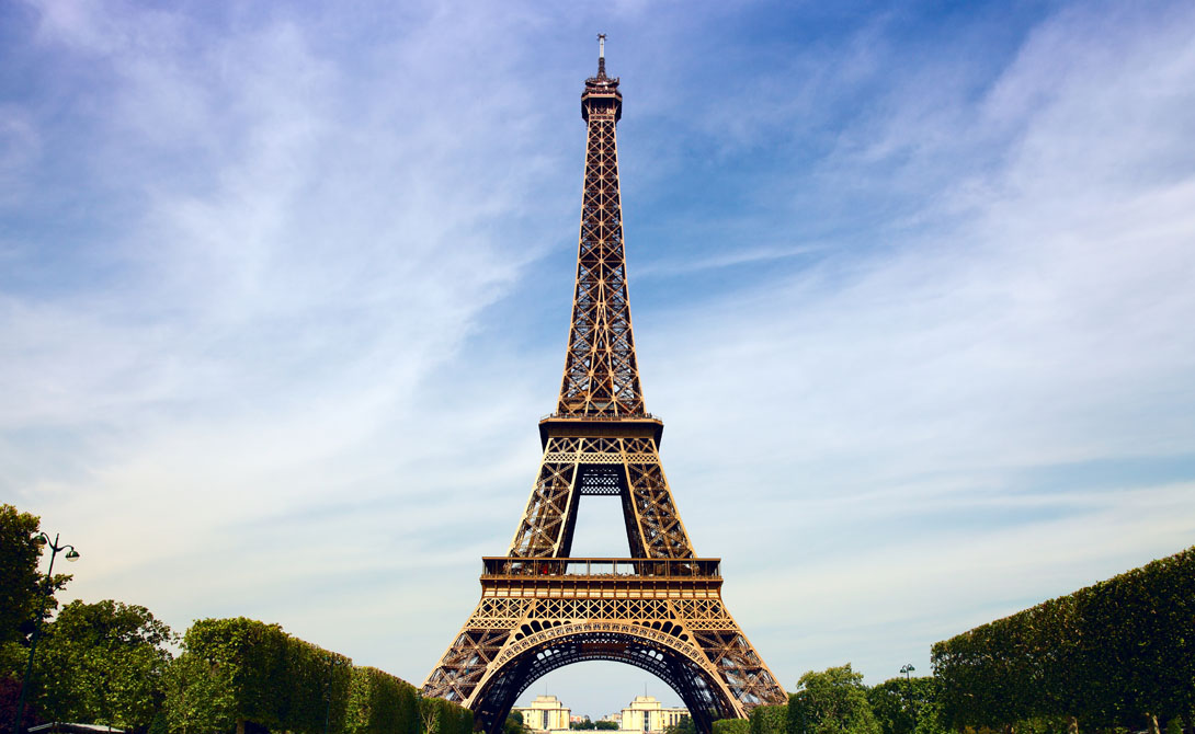 Эйфелева башня
К сожалению, самая высокая башня Парижа также имеет свою черную сторону. Ежегодно полиция вынуждена разбираться с полусотней дел тех, кто поспешил окончить свои земные дни именно здесь.