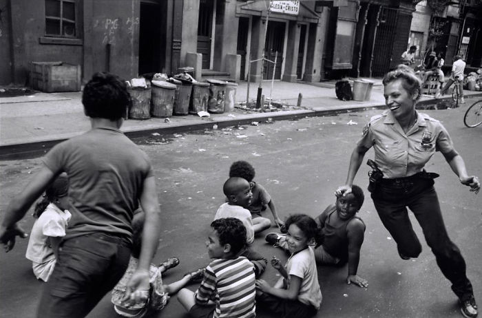 20. Полицейские играют с детьми, Гарлем, 1978 год детство, прошлое, фотография