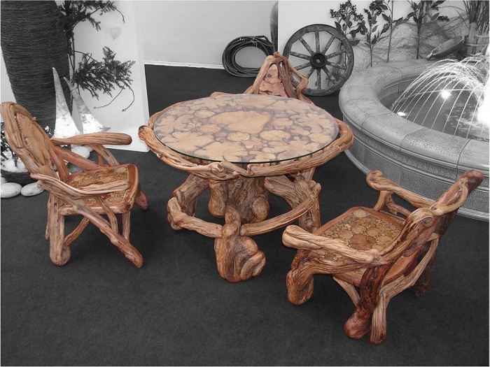 Оригинальная мебель, которая выглядит, как множество необработанных кусков древесины.