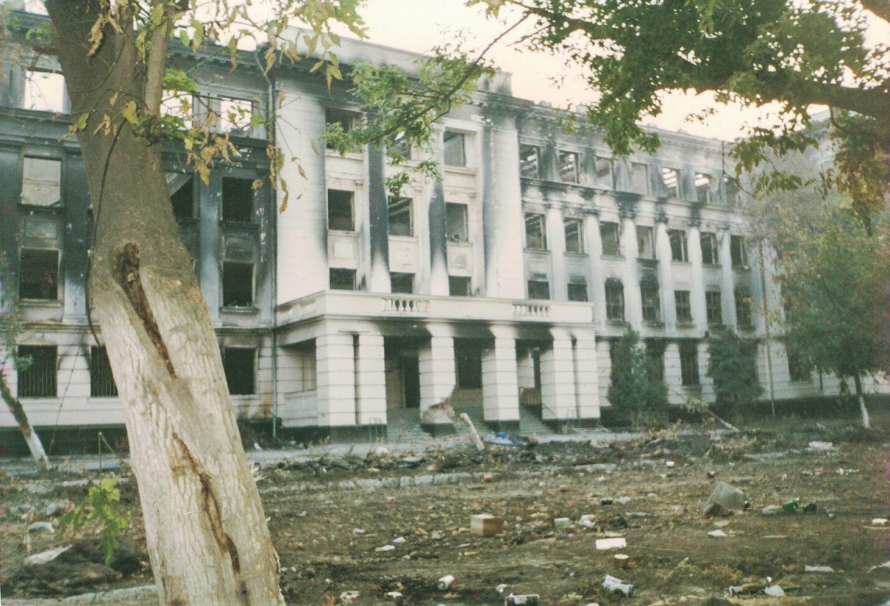 Здание, которое находилось напротив УФСБ. В нём располагался отдел «Вымпела». Оно сильно пострадало от обстрелов