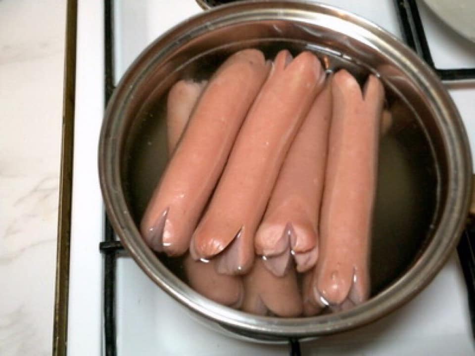 "Циличка, зачем ты всегда перед тем, как варить сосиски, обрезаешь их у кончика?"