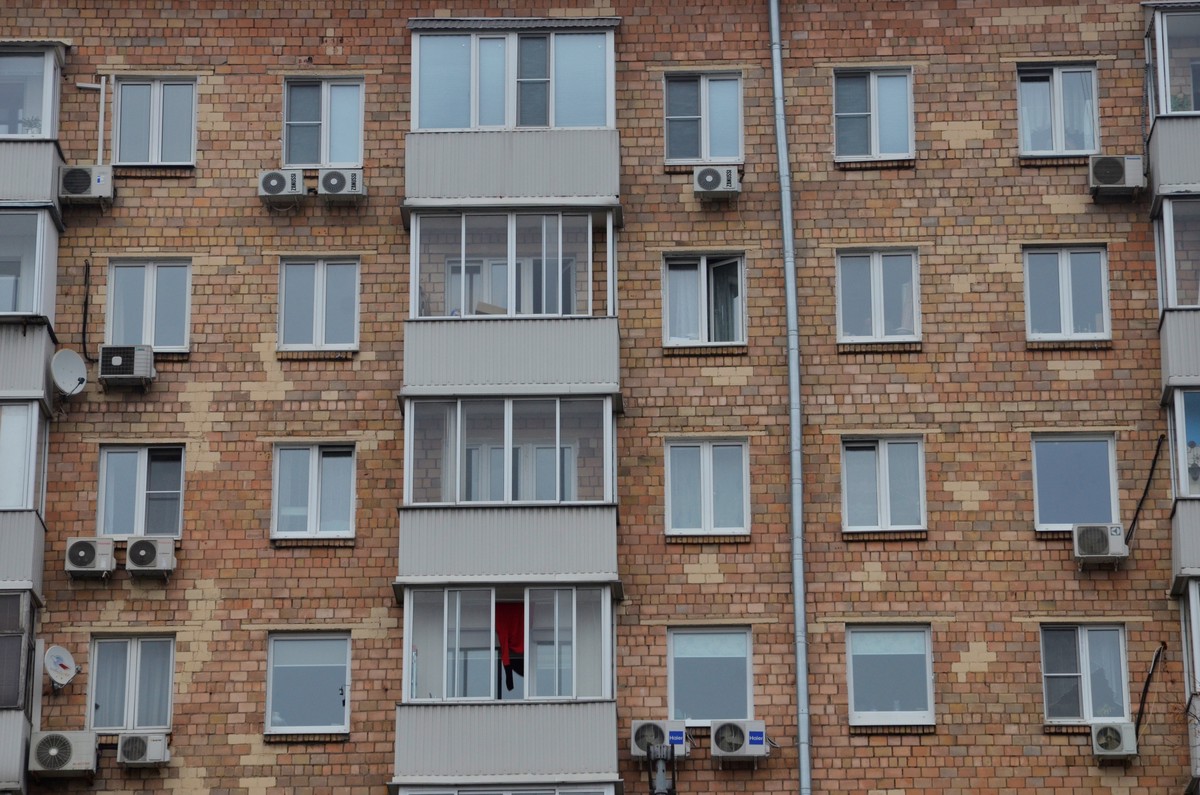 Мужчина открыл стрельбу из окна жилого дома в подмосковной Апрелевке