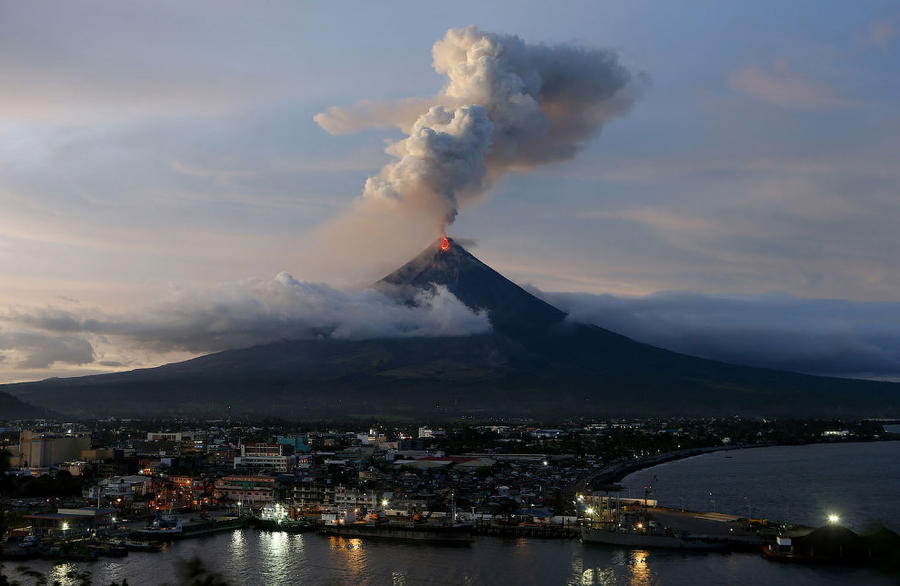 Филиппинцев эвакуировали из-за вулкана Майон