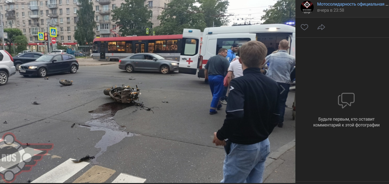 Мотоциклист на огромный скорости влетел в автомобиль на Малой охте