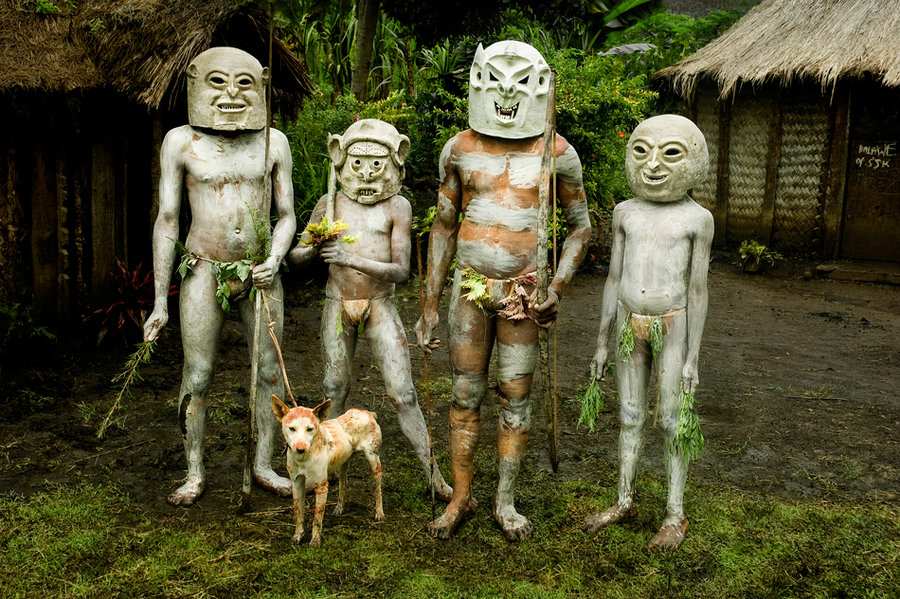  племя папуасов в масках призраков фото