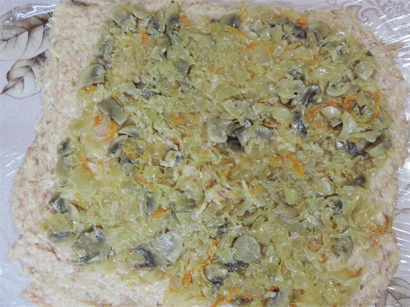 Мясной рулет с квашеной капустой