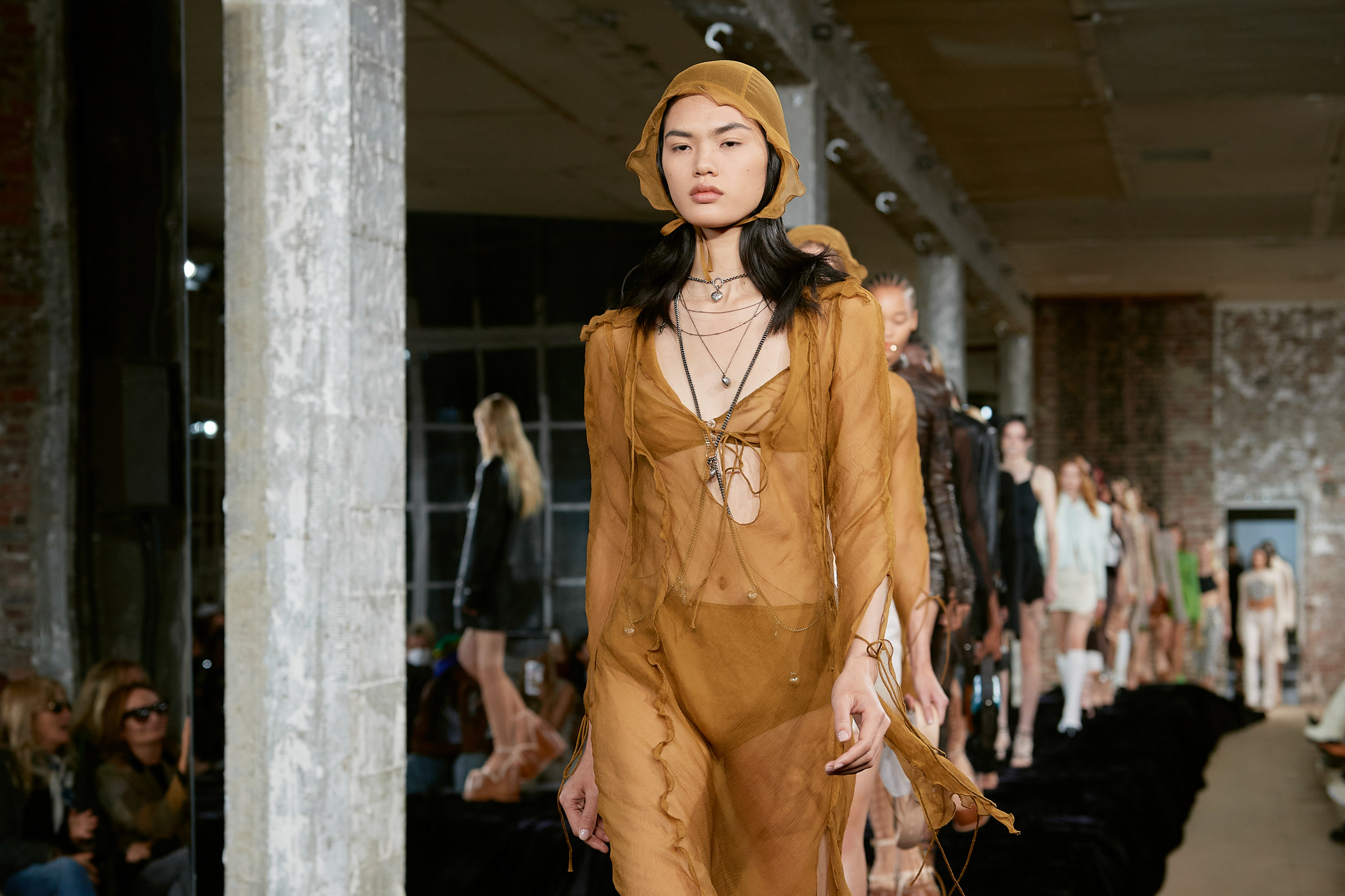 Финал показа Acne Studios весна-лето 2022