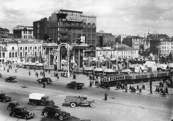 Москва. Пушкинская площадь, предположительно 1940-й год. Фото Наума Грановского.