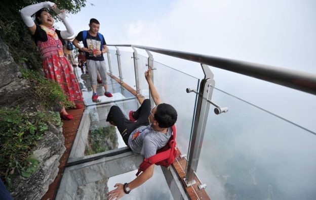 Необычные стеклянные структуры, такие как этот переход в Национальном парке на горе Тяньмэнь, очень популярны в Китае, особенно у любителей селфи  китай, прикол, путешествия