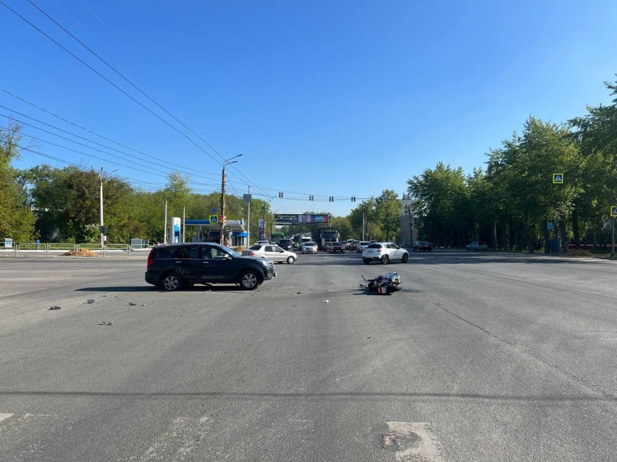 Два человека пострадали в ДТП с машиной и мотоциклом в Челябинске