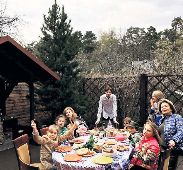 Дети и многочисленная родня СОЛОВЬЁВА во дворе его загородного дома на семейном торжестве. Фото: Instagram.com/polinasolovieva