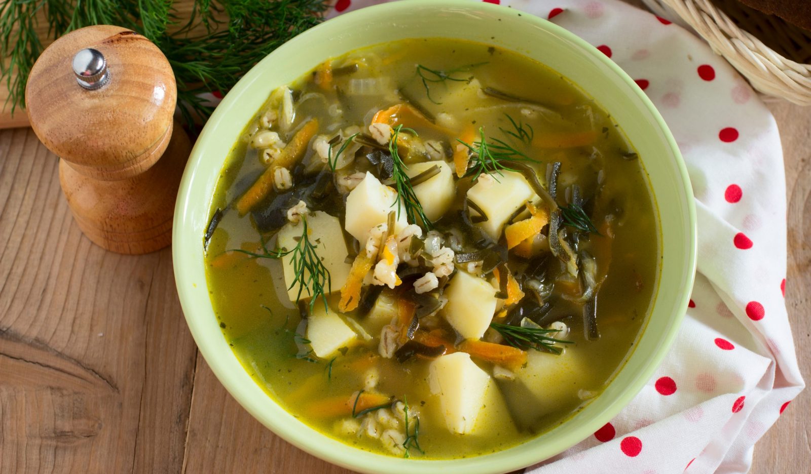 Рассольник с перловкой и солеными огурцами