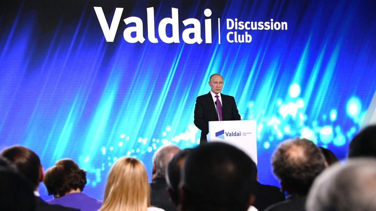 Владимир Путин во время произнесения своей речи в дискуссионном клубе "Валдай"