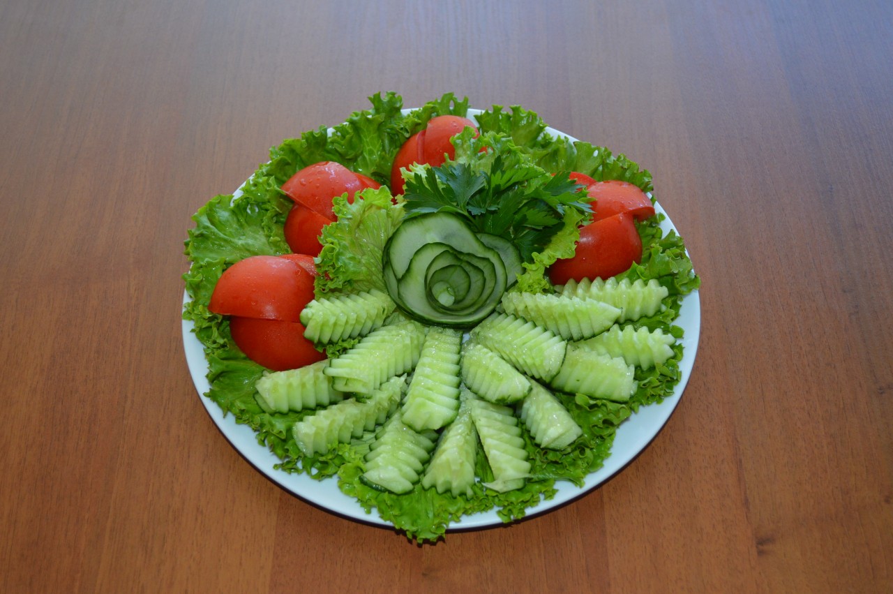 Оформление овощной нарезки на стол. Красивая овощная нарезка. Овощная нарезка на праздничный стол. Украшения из овощей для праздничного стола. Красиво нарезанные овощи на тарелке.