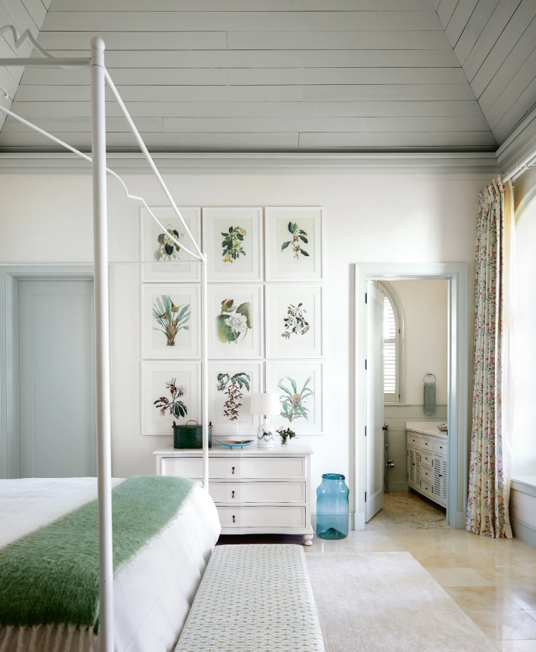 Красивый средиземноморский дом с белыми деревянными потолками, арочными окнами и уютным оформлением идеи для дома,Интерьер и дизайн
