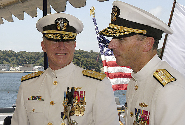 Вице-адмиралы Роберт Уиллард (слева), Джонатан Гринерт