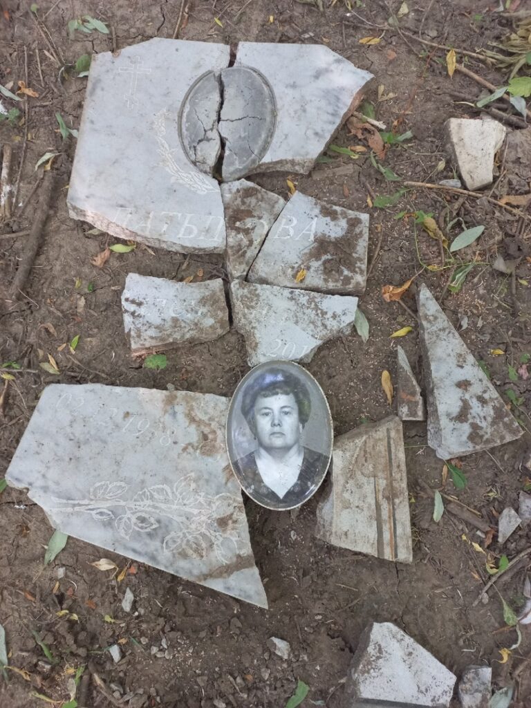 Вандалы разбили несколько надгробий на рязанском кладбище