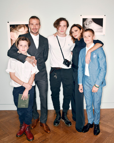 Бруклин Бекхэм с родителями и братьями на открытии собственной выставки в  Лондоне
