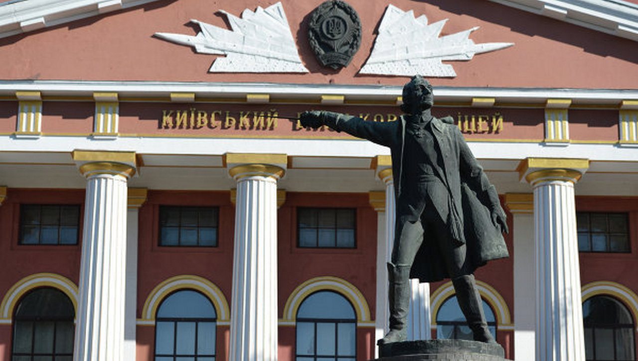 Памятник в киеве александру. Памятник Суворова в Киеве. Киев памятник Суворову Суворовское училище. Суворовское училище в Москве памятник Суворову. Памятник а.в. Суворову.