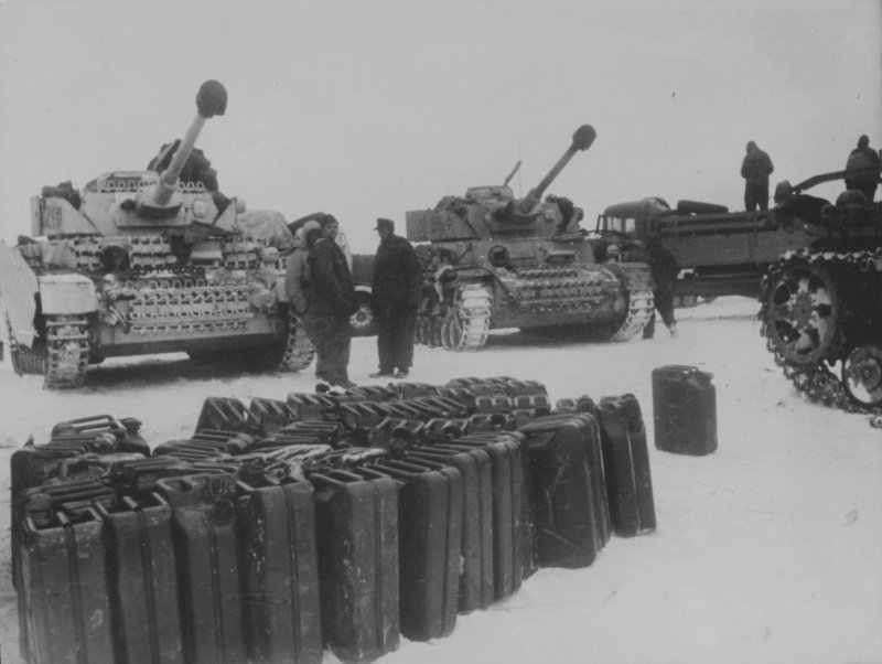 Заправка немецких танков, Восточный фронт, место неизвестно. Источник: waralbum.ru