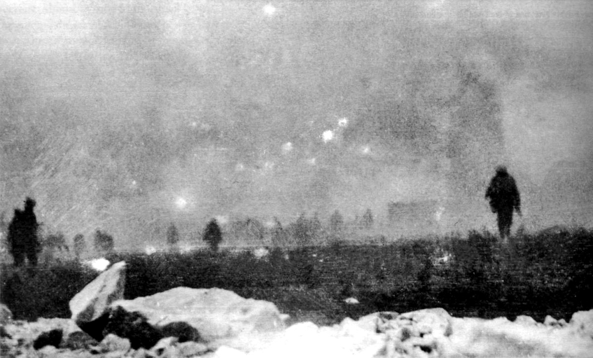 Наступление британской пехоты в газовом облаке, 1915.