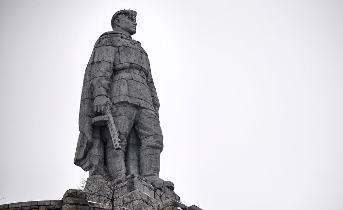 Труд : принятие новой конституции в Болгарии вызвало прилив желающих снести «памятник Алеше» Труд : принятие новой конституции в Болгарии вызвало прилив желающих снести «памятник Алеше»