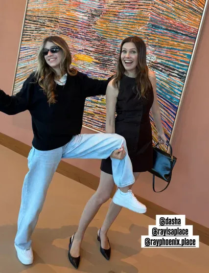 Даша Жукова вышла в свет с 13-летней дочерью от олигарха Романа Абрамовича Жукова, миллиардера, Дерек, сыном, Мёрдока, Руперта, замужем, Бласберг, Жуковой, Джонстон, Финиксе, греческого, Ставросом, Ниархосом, НьюЙоркеНапомним, сыграли, артистов, темнокожих, свадьбу, здание