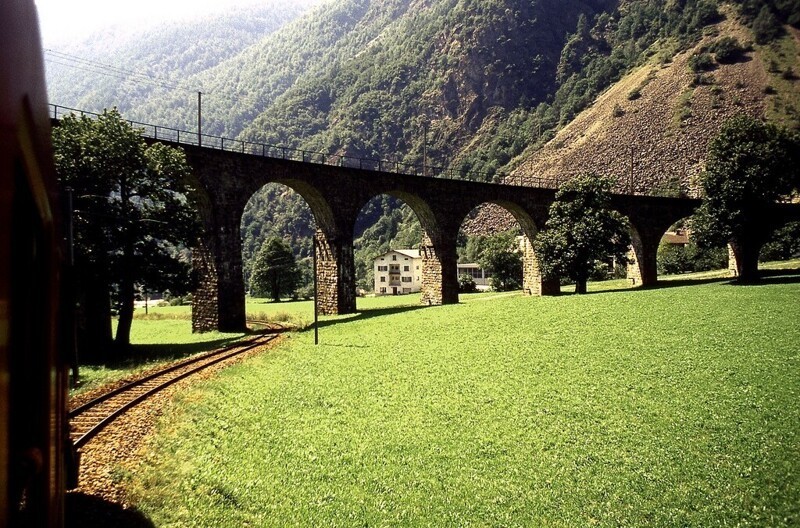 Спиральный виадук в Брусио: сооружение, созданное для открыток виадук,поезда,Швейцария