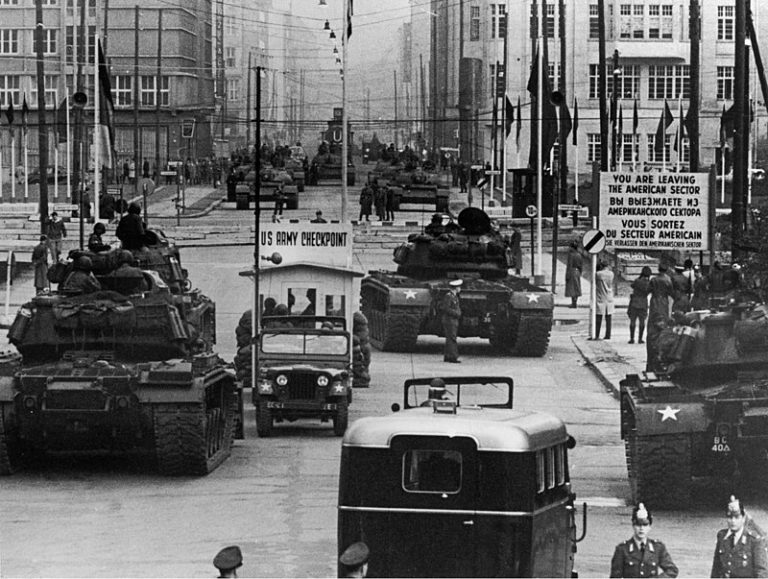 Инцидент у КПП «Чарли»: чем бы закончилась танковая перестрелка в центре Берлина