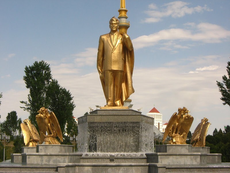 Золотой памятник. Золотая статуя Туркменбаши. Туркмения статуя Туркменбаши. Золотой памятник Туркменбаши в Ашхабаде. Золотая статуя президента Туркмении.