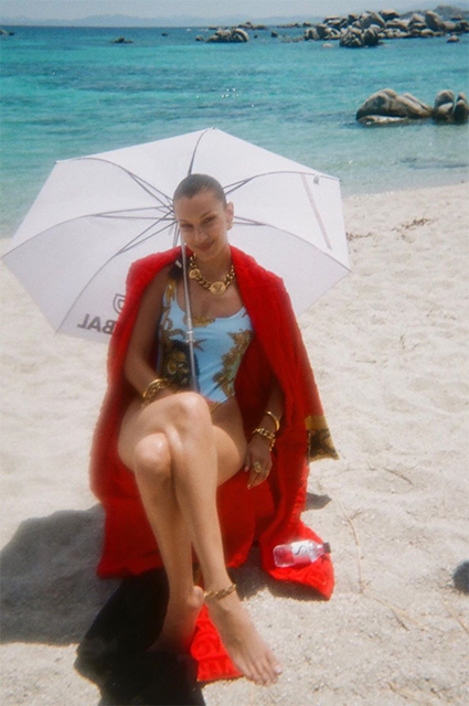 Продлила лето: Белла Хадид поделилась фото со съемок для Versace у моря Новости моды