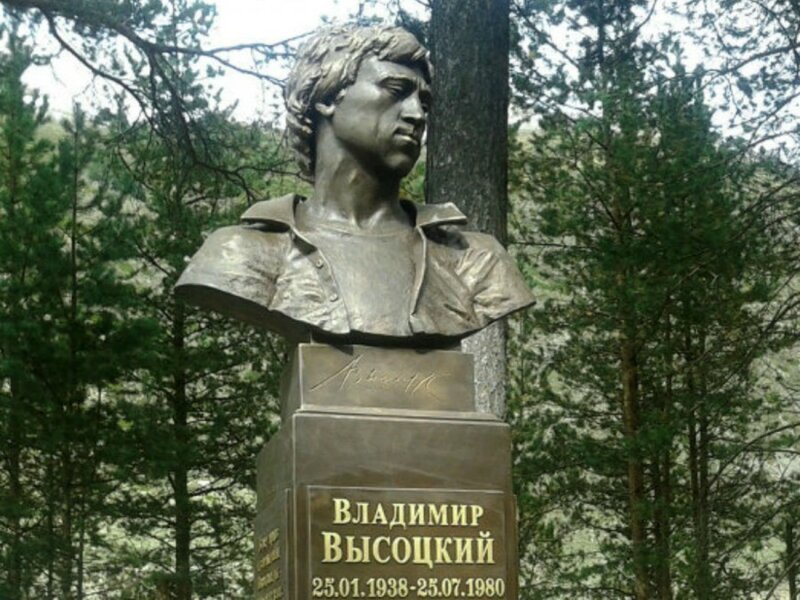 Памятник Владимиру Высоцкому в поселке Тегенекли Кабардино-Балкарской Республики бюсты, высоцкий, памятники