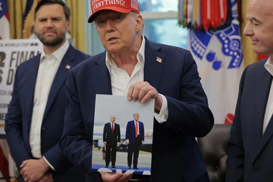 это лицо Инфантино, когда Трамп тряс перед ним фотографией с Путиным
