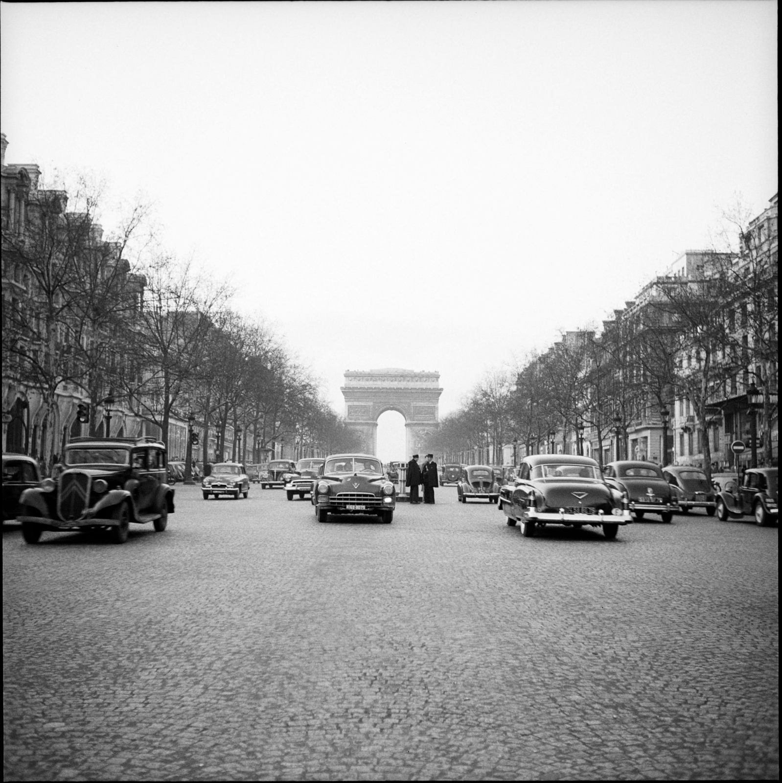 Paris 70. Елисейские поля 1948. Париж Триумфальная арка 1950-60 годы. Елисейские поля Москва. Париж 1952.