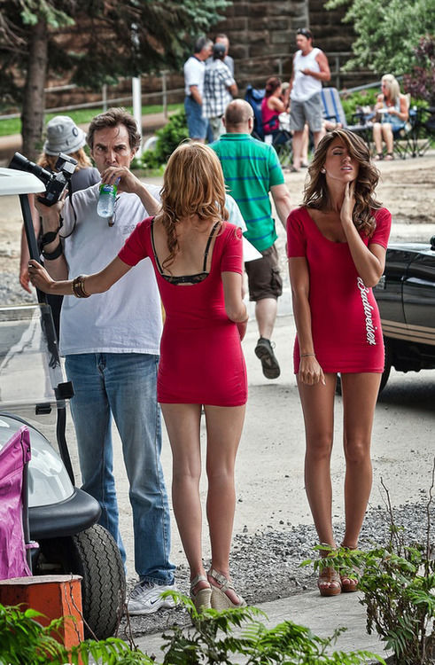 Девушки в обтягивающих платьях Девушки в обтягивающих платьях позитив