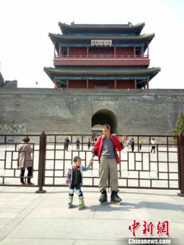 Воспитание по-китайски: 4-летний мальчик проехал более 500 километров на роликах Цзюнгуан, путешествие, города, мальчика, дорога, дороги, многие, воспитания, В качестве, награды, за упорство, и твердость, показал, малышу, достопримечательности, и 4 апреля, какие, хотел, увидеть«Жизнь —, равно