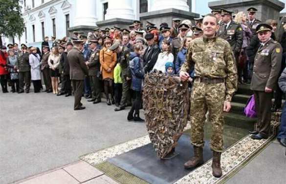 Чтобы сподручнее сражаться с Путиным: житель Херсона выковал для Порошенко 80-килограммовый щит | Продолжение проекта «Русская Весна»