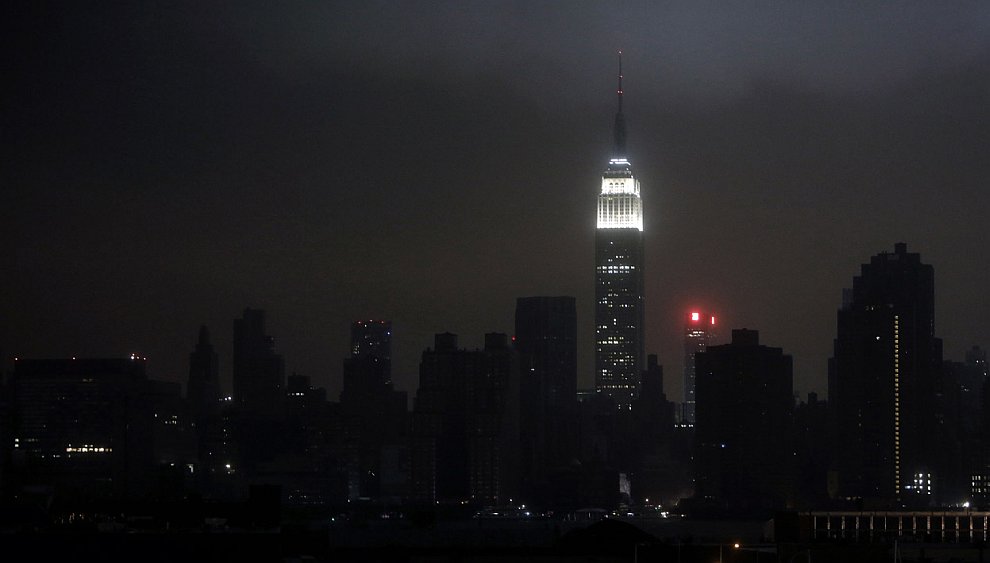 Одинокий небоскреб со светом, Нью-Йорк