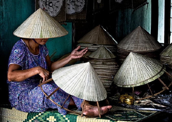 Жители Вьетнама научились делать Non La из подручных материалов / Фото: hanoilocaltour.com