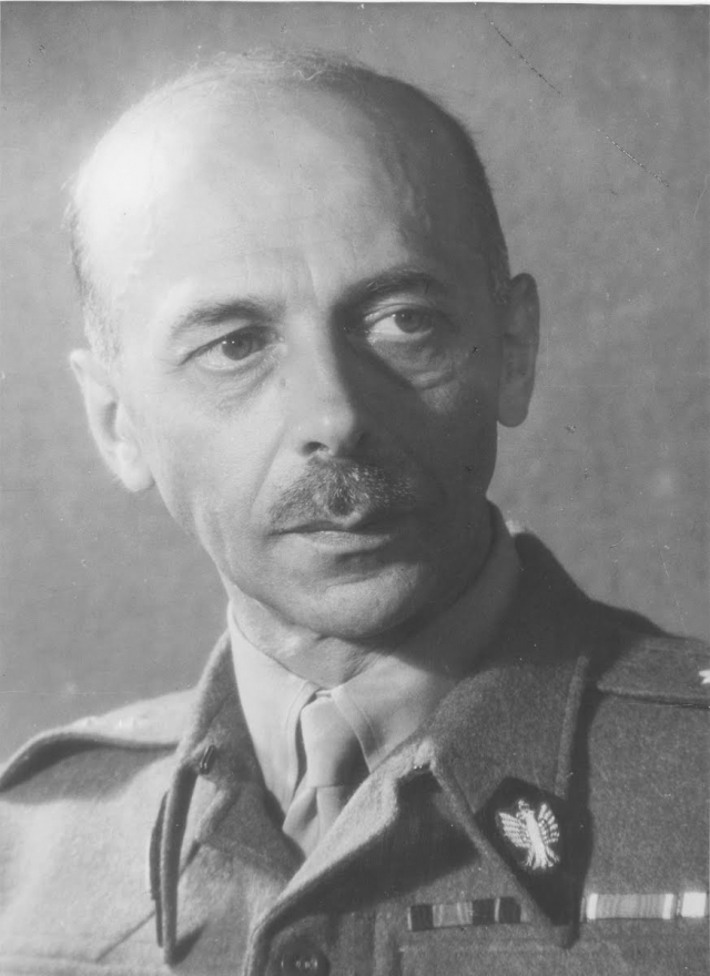 Генерал Тадеуш Бур-Коморовский, главнокомандующий Армией Крайовой, руководитель Варшавского восстания