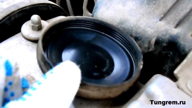 Снятие и замена лампы ближнего света Lada Kalina