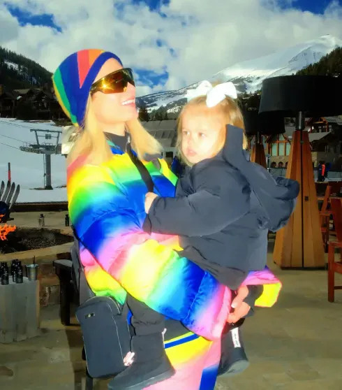 Пэрис Хилтон отдыхает с детьми на горнолыжном курорте Хилтон, детьмиПэрис, Пэрис, дочерью, соцсетях, предпринимателя, Картера, ЛондонПэрис, 45летняя, светской, бурной, критикуют, отказалась, уделяет, периодически, матерей, суррогатных, появились, которые, жизни