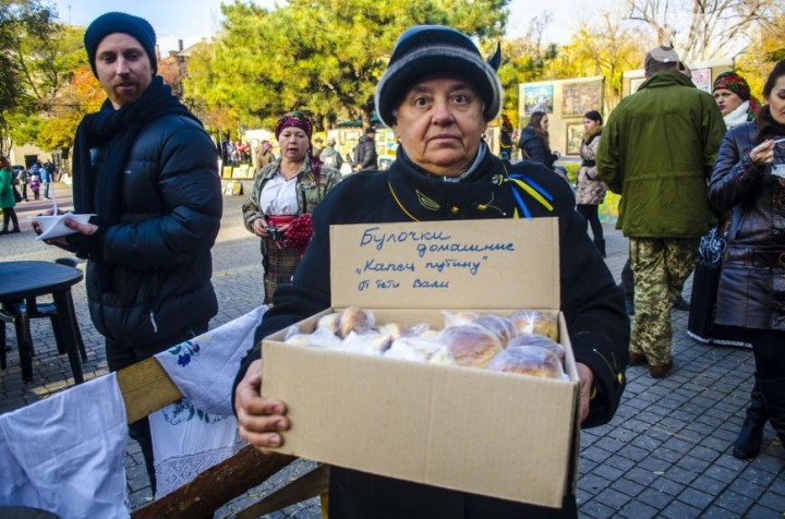 В Запорожье на фестивале украинской культуры продавали булочки «Капец Путину»