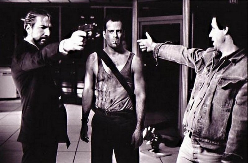 Алан Рикман, Брюс Уиллис и Джон Мактирнан на съемках фильма «Крепкий орешек». голливуд, за кадром, кино, фото