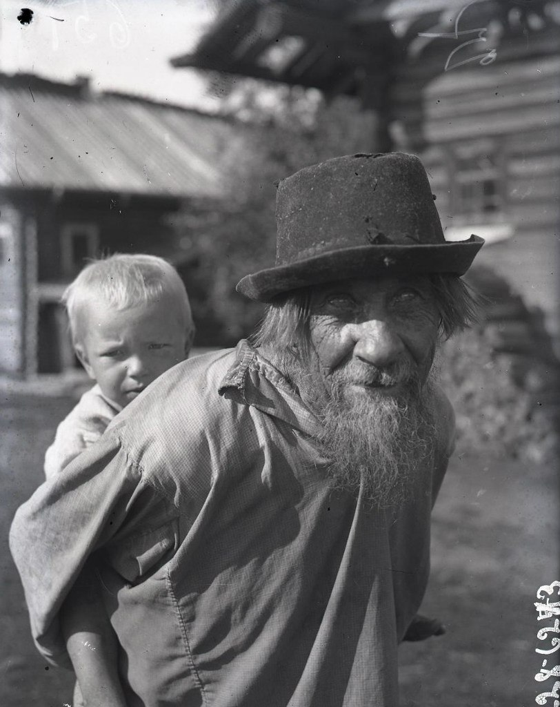 Дед (102 года) с внуком. На старике - войлочная шапка старинного образца. 1927 год.