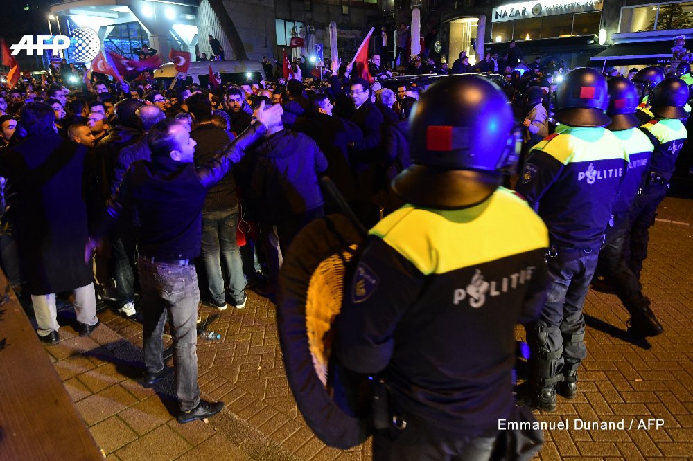 Полиция Нидерландов разгоняла митингующих в Роттердаме водометами