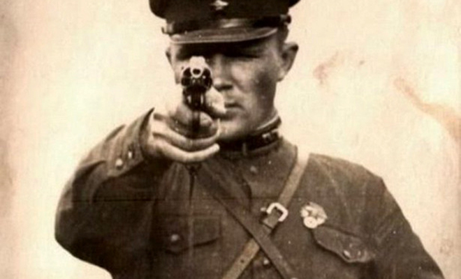 В 1942 году советский оружейник создал бесшумный револьвер. Вместо глушителя он использовал патроны со спиртом