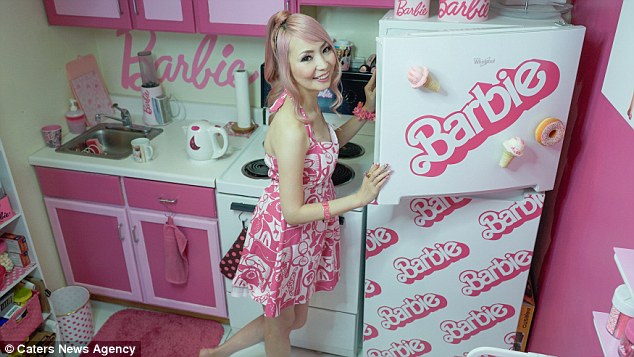 Американка за 70 тысяч долларов превратила свое жилище в домик Барби