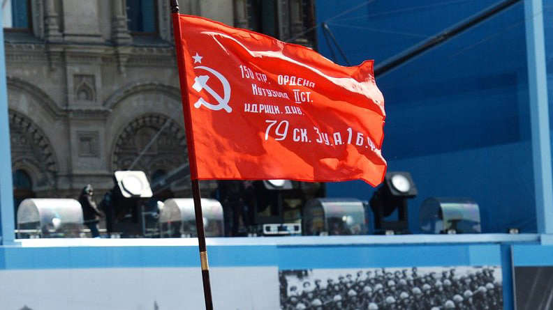 Подмосковный скульптор увековечит украинскую бабушку со знаменем Победы