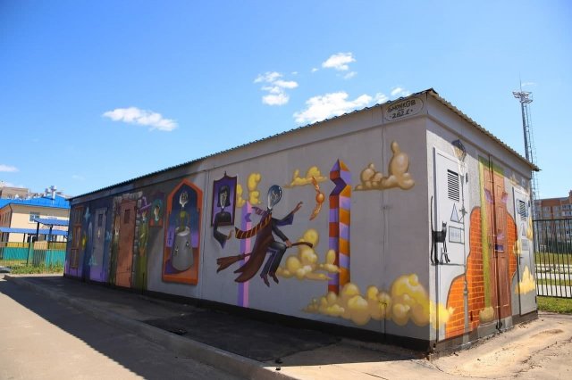 Коммунальщики закрасили серой краской граффити по мотивам 